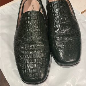 Ecco Women's Dark Green Croc-Embossed Flats size 40. US 9-9.5
